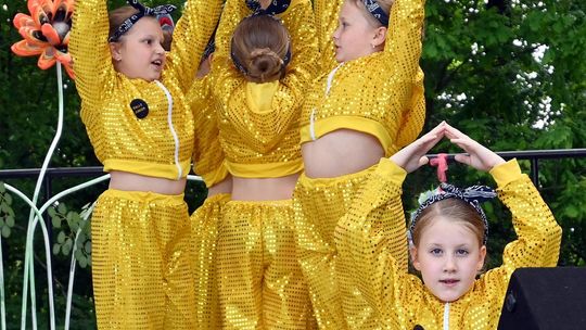 III Powiatowy Festiwal Piosenki Biesiadnej i Święto Rodzin Zastępczych w Nowinach cz. II [GALERIA ZDJĘĆ]