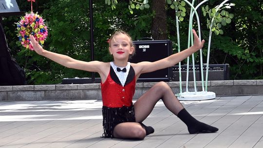 III Powiatowy Festiwal Piosenki Biesiadnej i Święto Rodzin Zastępczych w Nowinach cz. II [GALERIA ZDJĘĆ]