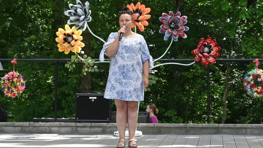 III Powiatowy Festiwal Piosenki Biesiadnej i Święto Rodzin Zastępczych w Nowinach cz. II [GALERIA ZDJĘĆ]