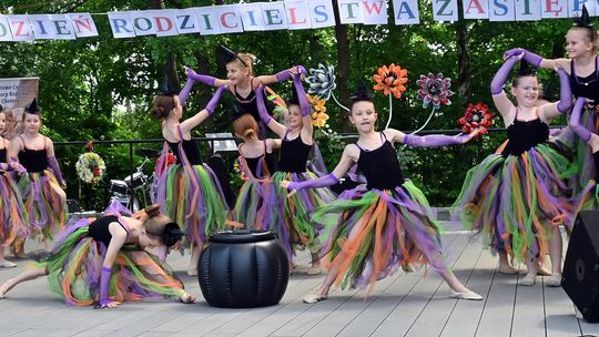 III Powiatowy Festiwal Piosenki Biesiadnej i Święto Rodzin Zastępczych w Nowinach cz. II [GALERIA ZDJĘĆ]