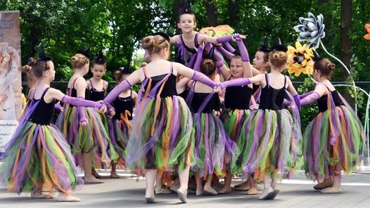 III Powiatowy Festiwal Piosenki Biesiadnej i Święto Rodzin Zastępczych w Nowinach cz. II [GALERIA ZDJĘĆ]