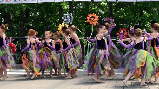 III Powiatowy Festiwal Piosenki Biesiadnej i Święto Rodzin Zastępczych w Nowinach cz. II [GALERIA ZDJĘĆ]