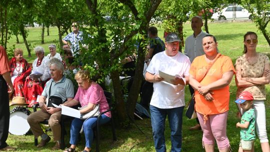 III Powiatowy Festiwal Piosenki Biesiadnej i Święto Rodzin Zastępczych w Nowinach cz. II [GALERIA ZDJĘĆ]