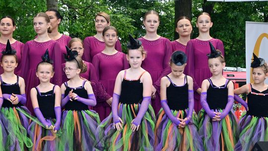 III Powiatowy Festiwal Piosenki Biesiadnej i Święto Rodzin Zastępczych w Nowinach cz. II [GALERIA ZDJĘĆ]