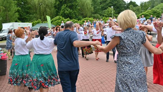 III Powiatowy Festiwal Piosenki Biesiadnej i Święto Rodzin Zastępczych w Nowinach cz. II [GALERIA ZDJĘĆ]