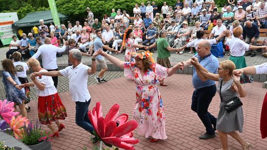 III Powiatowy Festiwal Piosenki Biesiadnej i Święto Rodzin Zastępczych w Nowinach cz. II [GALERIA ZDJĘĆ]