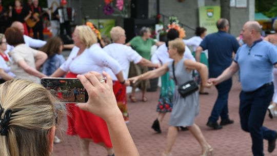 III Powiatowy Festiwal Piosenki Biesiadnej i Święto Rodzin Zastępczych w Nowinach cz. II [GALERIA ZDJĘĆ]