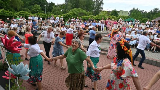 III Powiatowy Festiwal Piosenki Biesiadnej i Święto Rodzin Zastępczych w Nowinach cz. II [GALERIA ZDJĘĆ]