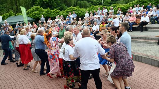 III Powiatowy Festiwal Piosenki Biesiadnej i Święto Rodzin Zastępczych w Nowinach cz. II [GALERIA ZDJĘĆ]