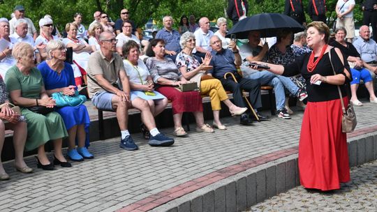 III Powiatowy Festiwal Piosenki Biesiadnej i Święto Rodzin Zastępczych w Nowinach cz. II [GALERIA ZDJĘĆ]