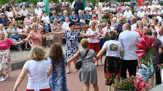 III Powiatowy Festiwal Piosenki Biesiadnej i Święto Rodzin Zastępczych w Nowinach cz. II [GALERIA ZDJĘĆ]