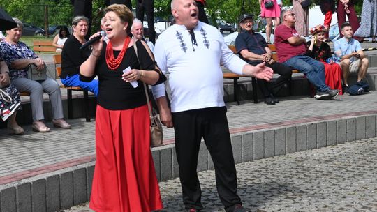 III Powiatowy Festiwal Piosenki Biesiadnej i Święto Rodzin Zastępczych w Nowinach cz. II [GALERIA ZDJĘĆ]