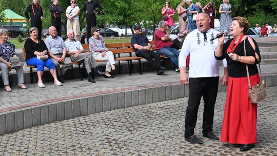 III Powiatowy Festiwal Piosenki Biesiadnej i Święto Rodzin Zastępczych w Nowinach cz. II [GALERIA ZDJĘĆ]