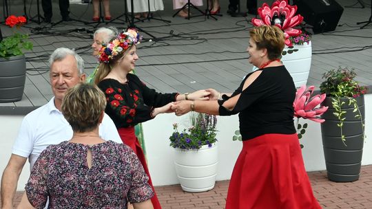 III Powiatowy Festiwal Piosenki Biesiadnej i Święto Rodzin Zastępczych w Nowinach cz. II [GALERIA ZDJĘĆ]