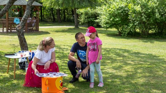 III Powiatowy Festiwal Piosenki Biesiadnej i Święto Rodzin Zastępczych w Nowinach cz. II [GALERIA ZDJĘĆ]