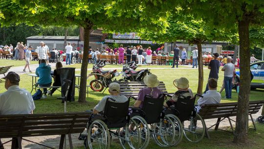 III Powiatowy Festiwal Piosenki Biesiadnej i Święto Rodzin Zastępczych w Nowinach cz. II [GALERIA ZDJĘĆ]