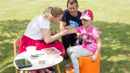 III Powiatowy Festiwal Piosenki Biesiadnej i Święto Rodzin Zastępczych w Nowinach cz. II [GALERIA ZDJĘĆ]