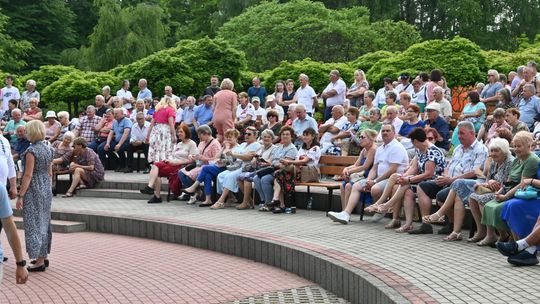 III Powiatowy Festiwal Piosenki Biesiadnej i Święto Rodzin Zastępczych w Nowinach cz. II [GALERIA ZDJĘĆ]