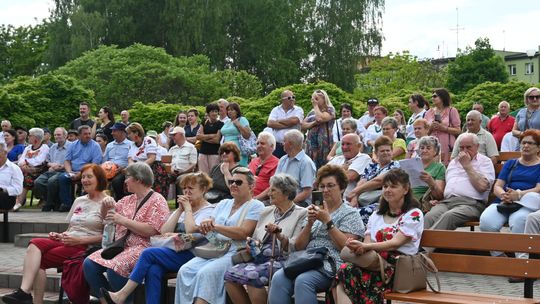 III Powiatowy Festiwal Piosenki Biesiadnej i Święto Rodzin Zastępczych w Nowinach cz. II [GALERIA ZDJĘĆ]