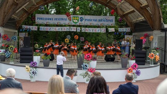 III Powiatowy Festiwal Piosenki Biesiadnej i Święto Rodzin Zastępczych w Nowinach cz. II [GALERIA ZDJĘĆ]