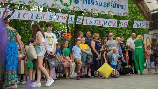 III Powiatowy Festiwal Piosenki Biesiadnej i Święto Rodzin Zastępczych w Nowinach cz. II [GALERIA ZDJĘĆ]