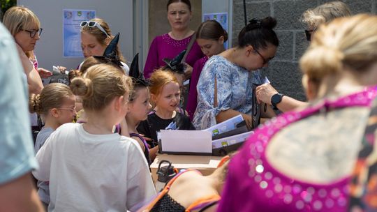 III Powiatowy Festiwal Piosenki Biesiadnej i Święto Rodzin Zastępczych w Nowinach cz. II [GALERIA ZDJĘĆ]