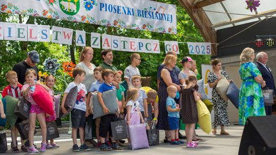 III Powiatowy Festiwal Piosenki Biesiadnej i Święto Rodzin Zastępczych w Nowinach cz. II [GALERIA ZDJĘĆ]