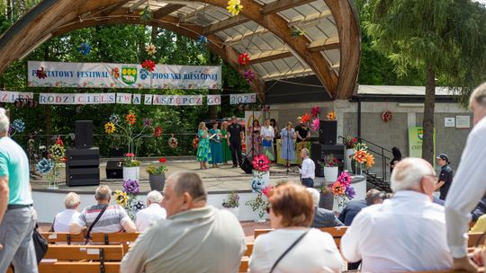 III Powiatowy Festiwal Piosenki Biesiadnej i Święto Rodzin Zastępczych w Nowinach cz. II [GALERIA ZDJĘĆ]