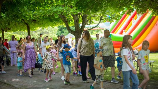 III Powiatowy Festiwal Piosenki Biesiadnej i Święto Rodzin Zastępczych w Nowinach cz. II [GALERIA ZDJĘĆ]