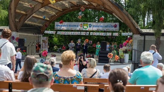 III Powiatowy Festiwal Piosenki Biesiadnej i Święto Rodzin Zastępczych w Nowinach cz. II [GALERIA ZDJĘĆ]