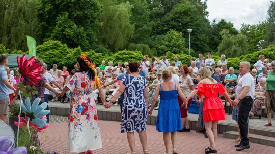 III Powiatowy Festiwal Piosenki Biesiadnej i Święto Rodzin Zastępczych w Nowinach cz. II [GALERIA ZDJĘĆ]