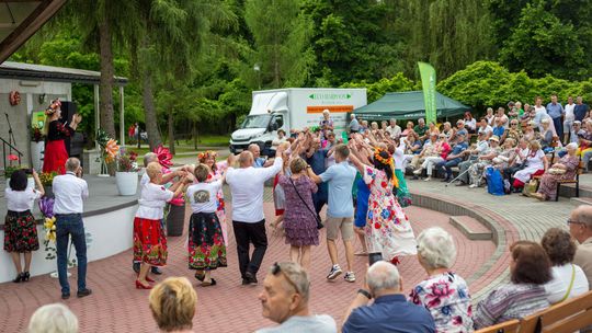 III Powiatowy Festiwal Piosenki Biesiadnej i Święto Rodzin Zastępczych w Nowinach cz. II [GALERIA ZDJĘĆ]