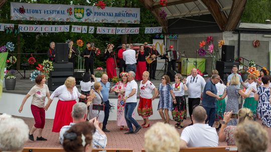 III Powiatowy Festiwal Piosenki Biesiadnej i Święto Rodzin Zastępczych w Nowinach cz. II [GALERIA ZDJĘĆ]