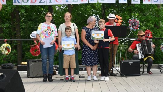 III Powiatowy Festiwal Piosenki Biesiadnej i Święto Rodzin Zastępczych w Nowinach cz. II [GALERIA ZDJĘĆ]