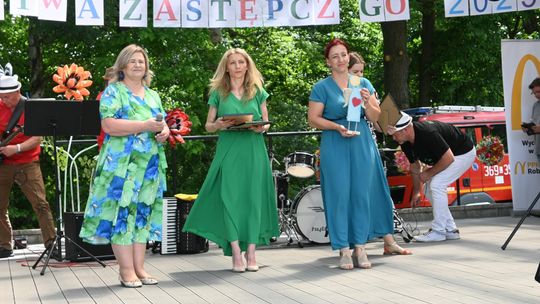 III Powiatowy Festiwal Piosenki Biesiadnej i Święto Rodzin Zastępczych w Nowinach cz. II [GALERIA ZDJĘĆ]