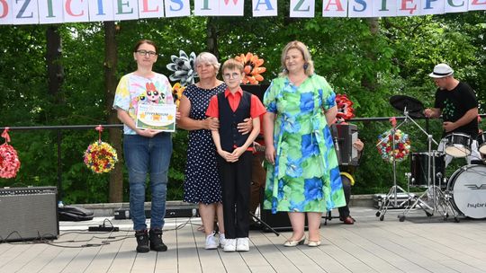 III Powiatowy Festiwal Piosenki Biesiadnej i Święto Rodzin Zastępczych w Nowinach cz. II [GALERIA ZDJĘĆ]