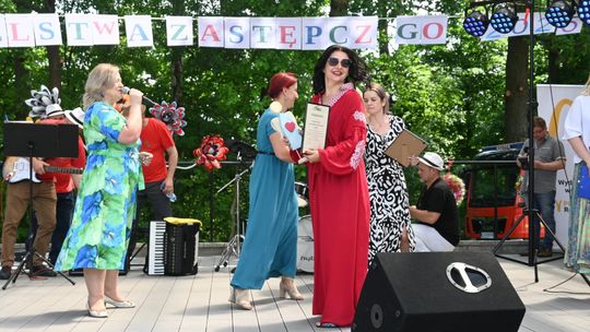 III Powiatowy Festiwal Piosenki Biesiadnej i Święto Rodzin Zastępczych w Nowinach cz. II [GALERIA ZDJĘĆ]