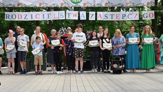 III Powiatowy Festiwal Piosenki Biesiadnej i Święto Rodzin Zastępczych w Nowinach cz. II [GALERIA ZDJĘĆ]