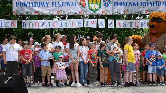 III Powiatowy Festiwal Piosenki Biesiadnej i Święto Rodzin Zastępczych w Nowinach cz. II [GALERIA ZDJĘĆ]