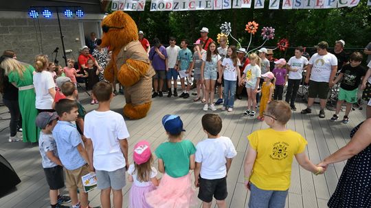 III Powiatowy Festiwal Piosenki Biesiadnej i Święto Rodzin Zastępczych w Nowinach cz. II [GALERIA ZDJĘĆ]