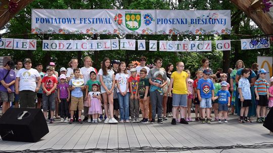 III Powiatowy Festiwal Piosenki Biesiadnej i Święto Rodzin Zastępczych w Nowinach cz. II [GALERIA ZDJĘĆ]