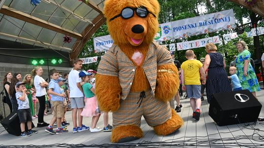 III Powiatowy Festiwal Piosenki Biesiadnej i Święto Rodzin Zastępczych w Nowinach cz. II [GALERIA ZDJĘĆ]