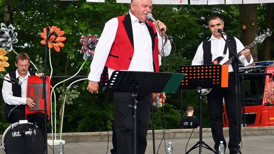 III Powiatowy Festiwal Piosenki Biesiadnej i Święto Rodzin Zastępczych w Nowinach cz. II [GALERIA ZDJĘĆ]