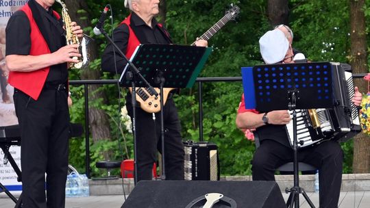 III Powiatowy Festiwal Piosenki Biesiadnej i Święto Rodzin Zastępczych w Nowinach cz. II [GALERIA ZDJĘĆ]