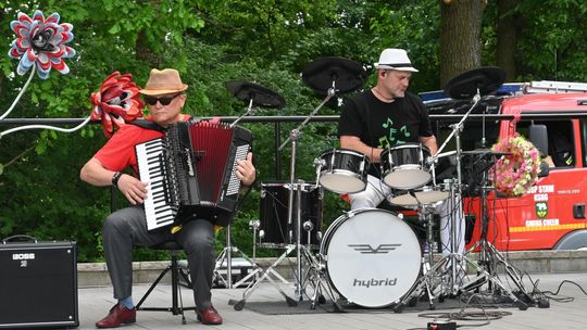 III Powiatowy Festiwal Piosenki Biesiadnej i Święto Rodzin Zastępczych w Nowinach cz. II [GALERIA ZDJĘĆ]