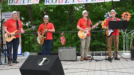 III Powiatowy Festiwal Piosenki Biesiadnej i Święto Rodzin Zastępczych w Nowinach cz. II [GALERIA ZDJĘĆ]