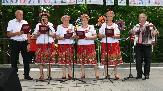 III Powiatowy Festiwal Piosenki Biesiadnej i Święto Rodzin Zastępczych w Nowinach cz. II [GALERIA ZDJĘĆ]