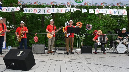 III Powiatowy Festiwal Piosenki Biesiadnej i Święto Rodzin Zastępczych w Nowinach cz. II [GALERIA ZDJĘĆ]