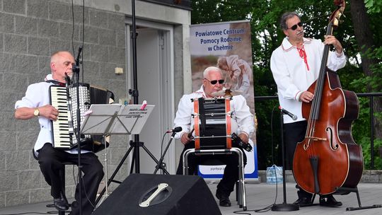 III Powiatowy Festiwal Piosenki Biesiadnej i Święto Rodzin Zastępczych w Nowinach cz. II [GALERIA ZDJĘĆ]