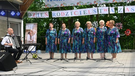 III Powiatowy Festiwal Piosenki Biesiadnej i Święto Rodzin Zastępczych w Nowinach cz. II [GALERIA ZDJĘĆ]